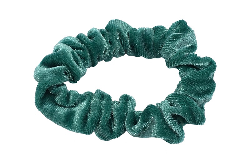 Leuke groen blauwe fluweel stoffen scrunchie. Van lekker zacht materiaal.
Heel makkelijk een leuk kapsel met deze populaire elastieken. 
Geschikt voor klein tot groter, peuter en kleuter meiden.