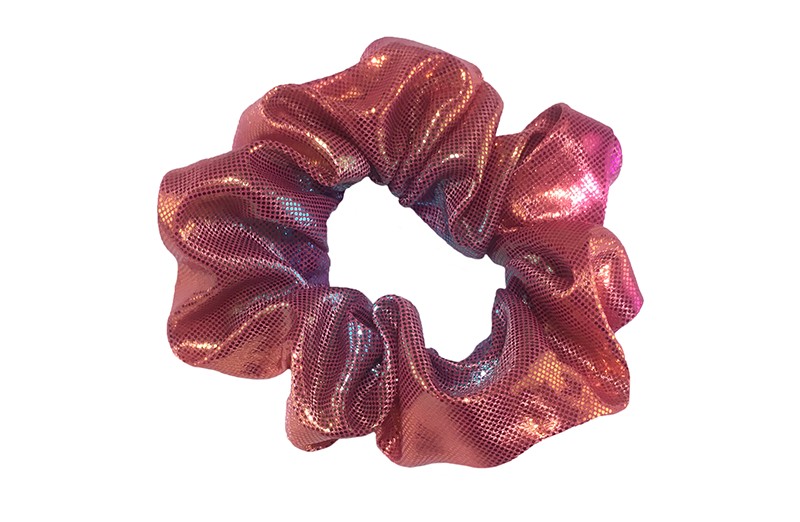 Vrolijke metallic look scrunchie. 
Met verschillende in elkaar overlopende kleurtjes. 
Heel makkelijk een leuk kapsel met deze populaire elastieken. 
Geschikt voor klein tot groot. Van kleuter meiden, tiener meiden tot volwassenen.
