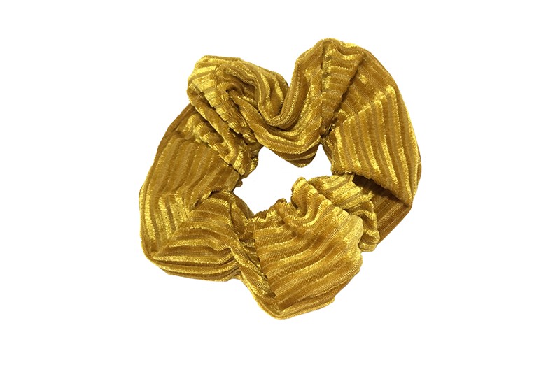 Leuke goud (gele) stoffen scrunchie (groot) in streepjeslook. Heel makkelijk een leuk kapsel met deze populaire elastieken. 
Geschikt voor klein en groot. Meisjes, tieners en dames.