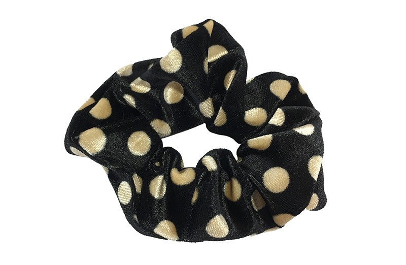 Leuke zwart stoffen scrunchie (groot) met zandkleurige stippels. Van lekker zacht materiaal.
Heel makkelijk een leuk kapsel met deze populaire elastieken. 
Geschikt voor klein tot groot. Van kleuter meiden, tiener meiden tot volwassenen.