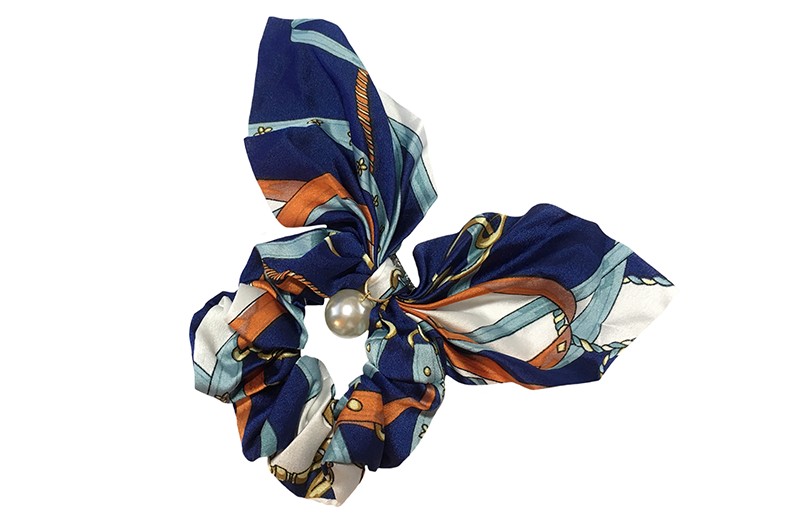 Hippe scrunchie met strik en parel. 
Van fijne gladde stof met een mooi blauw bruin dessin. 
Leuk voor de grotere meiden, tieners, volwassenen. 
Met deze scrunchie’s heel makkelijk een hip kapsel, in een hoge staart, halve staart, om een knot. 
Ook leuk om deze scrunchie om je pols te dragen.