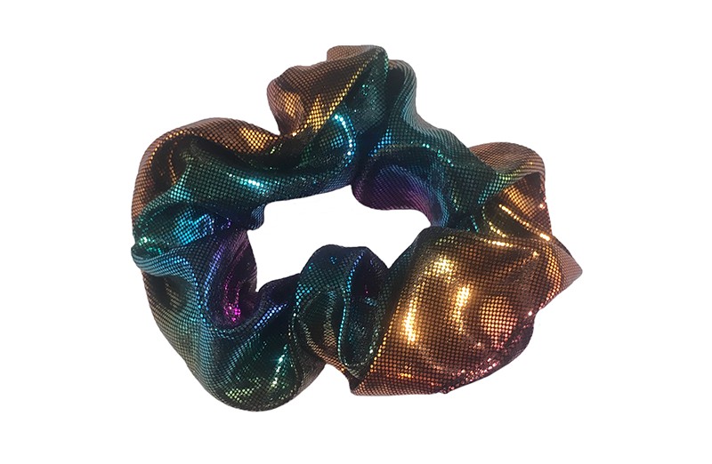 Vrolijke metallic look scrunchie. 
Met verschillende in elkaar overlopende kleurtjes.
Van goud naar zee groen en van paars/roze naar zeegroen
Heel makkelijk een leuk kapsel met deze populaire elastieken. 
Geschikt voor klein tot groot. Van kleuter meiden, tiener meiden tot volwassenen.
