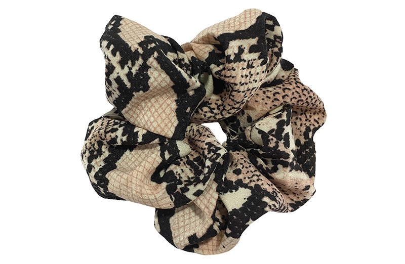 Leuke stoffen scrunchie met slangenprint.
Heel makkelijk een leuk kapsel met deze populaire elastieken. 
Geschikt voor klein tot groot. Van kleuter meiden, tiener meiden tot volwassenen.