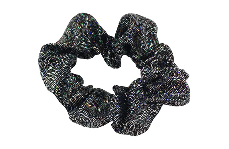 Vrolijke glanzende zwart zilver stoffen scrunchie met glitterlook.
Heel makkelijk een leuk kapsel met deze populaire elastieken. 
Geschikt voor klein tot groot, kleuter meiden, grotere meiden, tiener meiden.