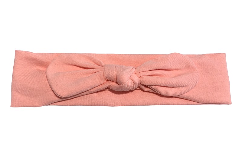 Schattig effen zalm roze baby haarbandje. 
Het haarbandje is van zachte (niet rekbare) stof in een vrolijk geknoopt model. 
Het haarbandje is ongeveer 5 centimeter breed.  
