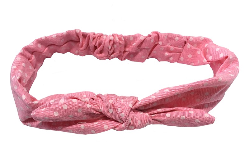 Vrolijk roze stoffen haarbandje met stippeltjes.
In leuk geknoopt model met in de oortjes een ijzerdraadje. Doordat het elastische deel goed te rekken is, is dit haarbandje geschikt voor meisjes van ongeveer 2 tot en met 4 jaar. 
Het haarbandje is ongeveer 5.5 centimeter breed. 