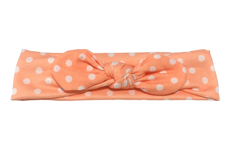 Schattig zalm / licht oranje peuter kleuter haarbandje met witte stippeltjes.  
Het haarbandje is van zachte stof in een vrolijk geknoopt model. Geschikt tot en met ongeveer 5 jaar. 
Het haarbandje is ongeveer 5 centimeter breed.