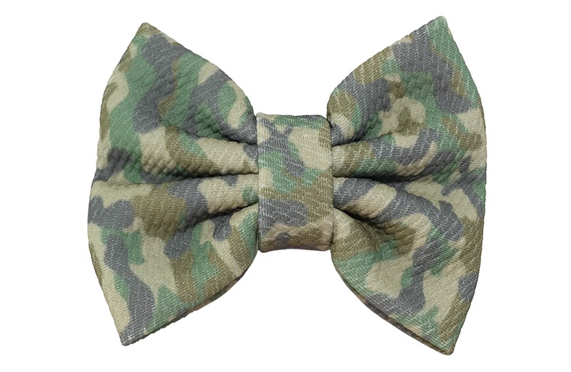 Vrolijke extra grote stoffen haarstrik. Met een lichte camouflageprint. 
Op een handige haarknip met kleine tandjes van ongeveer 5.5 centimeter.