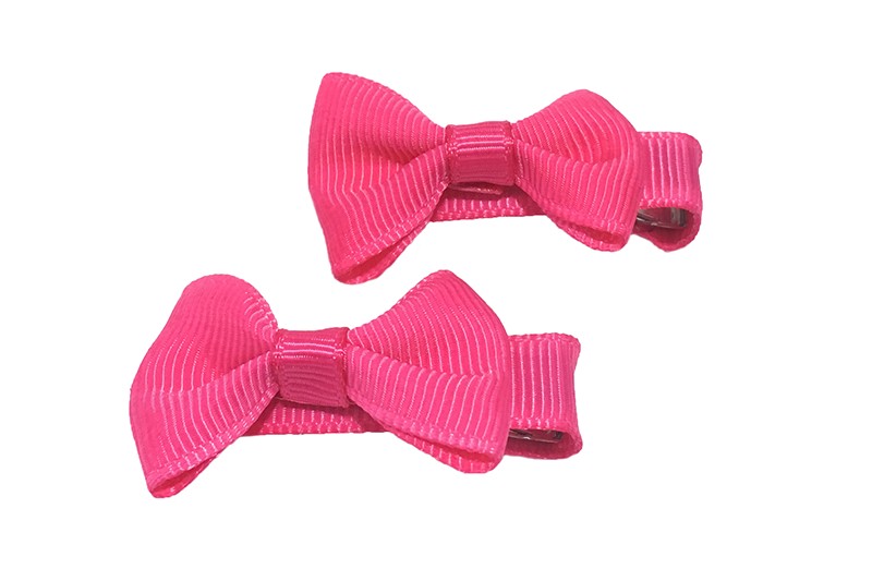 Lief setje van 2 fuchsia roze haarstrikjes. Op een alligator haarknipje, het knipje is bekleed met fuchsia roze lint.