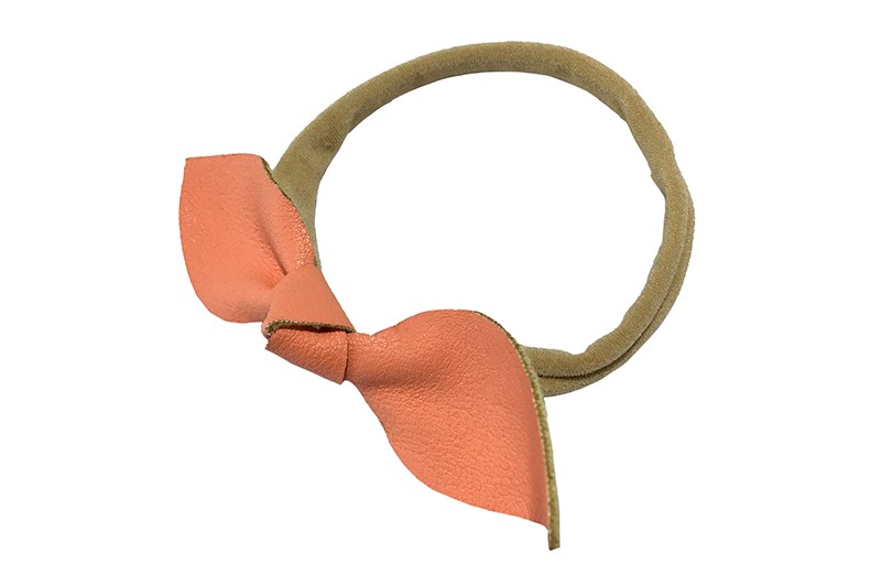 Schattig nylon peuter kleuter meisjes haarbandje. 
Van dun rekbaar nylon. 
Met een oranje roze nepleren knoopstrikje.