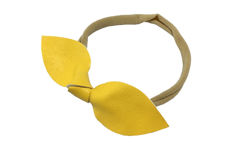 Schattig nylon peuter kleuter meisjes haarbandje. 
Van dun rekbaar nylon. 
Met een oker geel nepleren knoopstrikje.